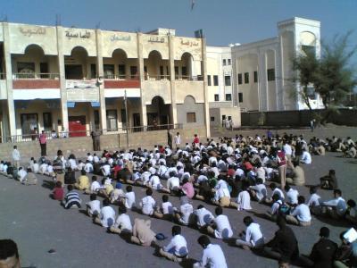 بعد الاعتداء على مدير مدرسة ثانوية تعز الكبرى ..  رفع دعوى قضائية وحرمان طالبين من الدراسة ثلاث سنوات