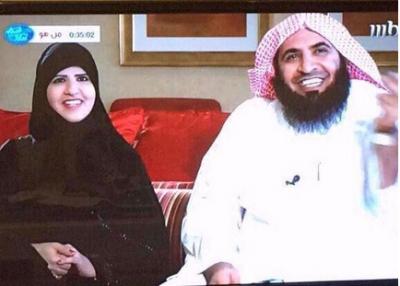 السعودية: الغامدي يطبق فتواه ويظهر زوجته كاشفة الوجه على العلن