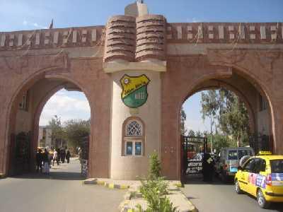 الحوثيون يقتحمون شريعة جامعة صنعاء والإعلام الرسمي يعلن انسحابهم