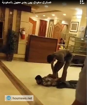 شاهد فيديو: جندي سعودي يهين يمني في مكه بعد تقييده بحجة أنه مجهول