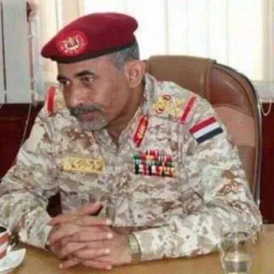 وزير الدفاع يدخل رئيس الاركان الجديد إلى مكتبه بالقوة، والحوثييون يحاصرون وزارته