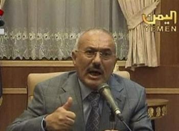 الرئيس صالح يصف الذين رحلوا عن المؤسسة العسكرية "أنهم رموز الفساد نهابي الأراضي، تجار الحروب، مغفري المحروقات، بياعين، وتجار السلاح"