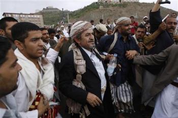 مقاتلوا الأحمر يستولون على مبنى اللجنة الدائمة وسحب دخان تتصاعد من جوارها .. ومازالت الانفجارات تتوالى الى الآن في حي الحصبة