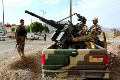 فيما الجيش يرفع حالة التأهب القصوى.. السفارة الأمريكية تبلغ هادي بانقلاب عسكري وشيك
