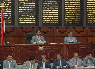 شقيق زعيم الحوثيين النائب يحيى بدر الدين يظهر في صنعاء ويعود للبرلمان بعد انقطاع طويل