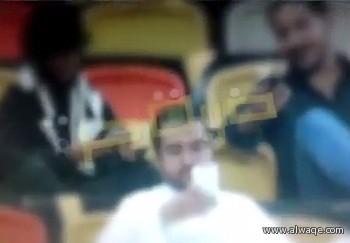 السعودية.. فيديو يكشف تبادل فتاة "إستاد الجوهرة" الحديث مع شاب وأخذ هاتفه قبل توقيفها 