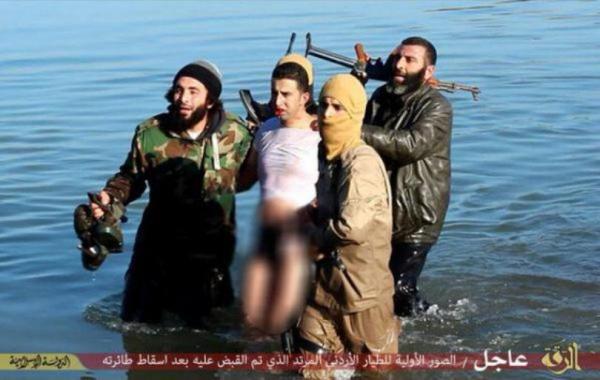 «داعش» يسقط أول طائرة للتحالف الدولي شمال سوريا ويأسر قائدها «داعش» يسقط أول طائرة للتحالف الدولي شمال سوريا ويأسر قائدها