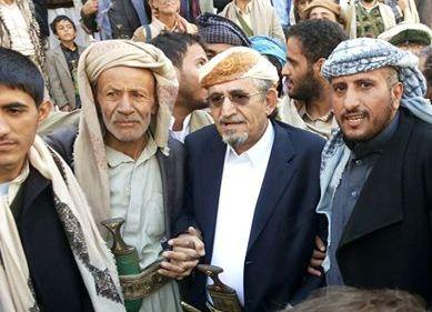 فيديو مسرب: تحكيم الشيخ صادق الاحمر، ويسخر من خلاف الحوثيين مع امريكا