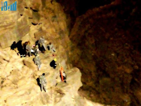 سقوط يمني في منحدر جبلي خطير بمنطقة نجران السعودية (صور)