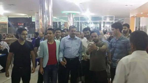 رئيس الوزراء اليمني يملك الكثير من الوقت لمصاحبة (مراهقين) ويتصور (سيلفي)