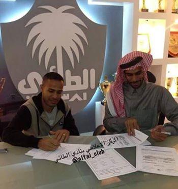 أول لاعب يمني يحترف في الدوري السعودي لكرة القدم