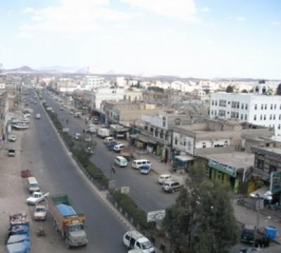 الحوثيون يقتحمون منزل الزميل الغباري بذمار ويختطفون والده ويغلقون محله بالقوة