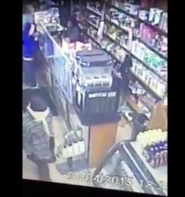 كاميرات مراقبة لمغترب يمني في نيويورك يلقي القبض على لص (خطير) بحوزته سلاح ناري ويسلمه للشرطه (فيديو)