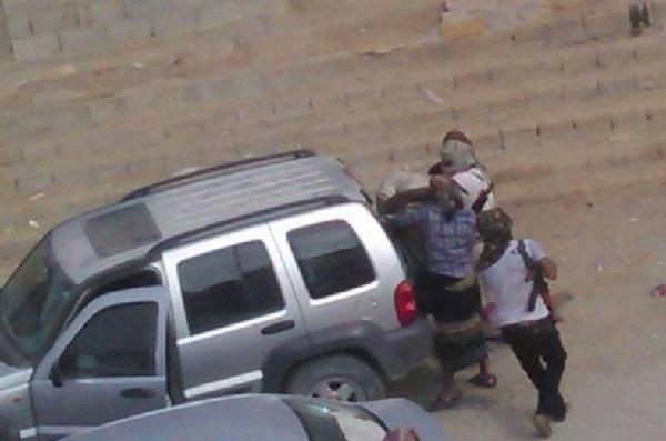 بالصور.. مسلحون ينهبون مبالغ كبيرة لبنك في المكلا