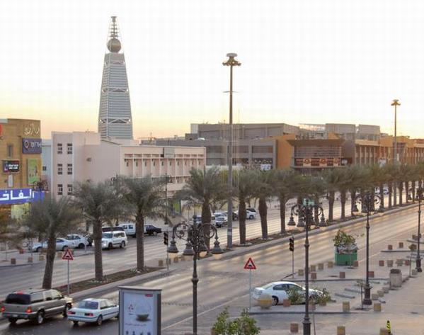 السعودية: في أحداث مثيرة.. ضبط فتاة عاكست شباباً وهربت راجلة