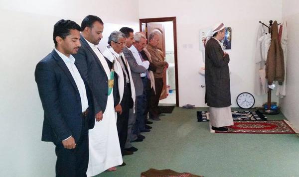 بالصور..الآنسي يؤم قيادات حوثية بالصلاة في صعدة
