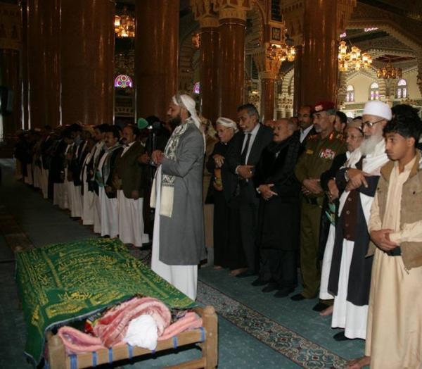 صالح وبجواره وزير الدفاع في تشييع القاضي بجامع الصالح (صورة)