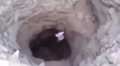 على عكس الشاب السعودي الذي دهس كلب: شاب سعودي يغامر بنفسه لإنقاذ كلب من داخل بئر عميقة (فيديو)