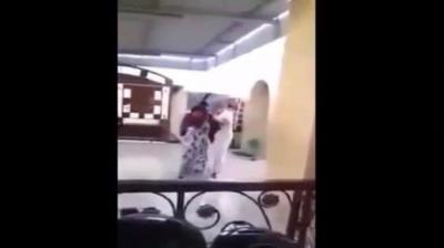 بالفيديو: سعودي يعذب ويضرب خادمته بالحذاء لطلبها السفر
