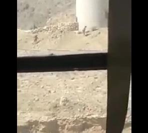 شاهد فيديو: لحظة اقتحام الحوثيين لمعسكر النهدين واشتباكات بالنهدين وجها لوجه وسط الدبابات