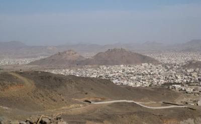 تحت ظِلال النهدين‎