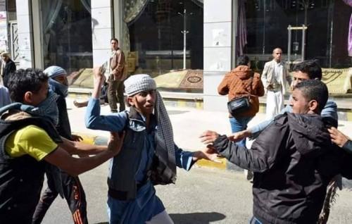 شاهد صورة.. أحد الحوثيين أثناء اعتداءه بالطعن على شباب الثورة بصنعاء