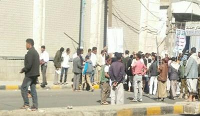 ميليشيات الحوثي يفرقون المتظاهرين بالرصاص الحي ويعتدون على الناشطات بالضرب