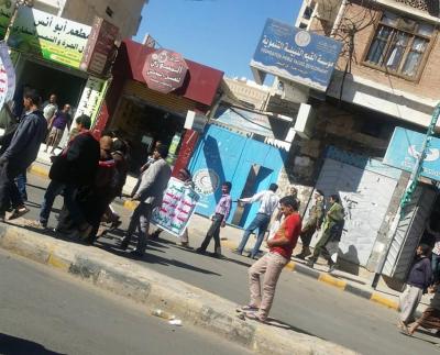 ميليشيات الحوثي يفرقون المتظاهرين بالرصاص الحي ويعتدون على الناشطات بالضرب