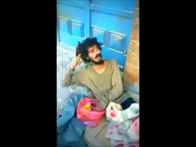 مجنون في اليمن يأذن بصوت جميل  يطرب الآذان (فيديو)