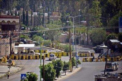 مصدر لـ "اخبار الساعة" سيارات السفارة الأمريكية موجودة في مطار صنعاء