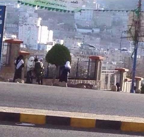 مشهد محزن لم يحدث من قبل في اليمن وآلم مشاعر اليمنيين (صورة)
