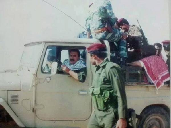 صورة: علي عبدالله صالح يقود طقم عسكري (شاص) مطلع الثمانينات