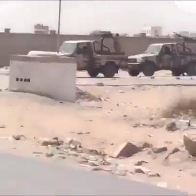 شاهد بالفيديو : أثناء المواجهات في اللواء 19 مشاه في بيحان والإستيلاء علية من القاعدة امس