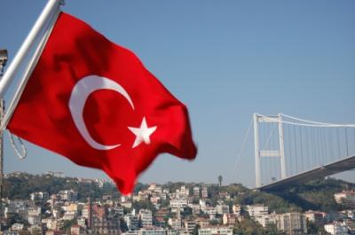 تركيا تلحق الركب وتُعلق أعمال سفارتها في صنعاء وتسحب دبلوماسييها
