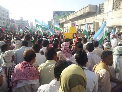 الحوثيون يقتحمون منزلا لقيادي في الحراك التهامي بالحديدة ويعتقلون شقيقه