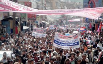 بعد انتهاء المهلة المحددة لنائب الرئيس من المنسقية العليا للثورة.. مسيرة جماهرية خرجت امس الى جوار منزله .. واليوم مسيرة أخرى وستتجاوزه