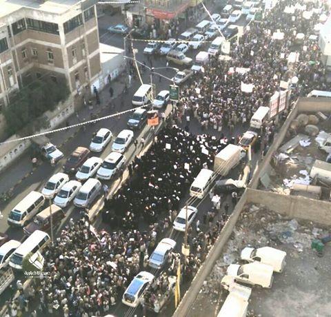 (صورة جوية) مسيرات كبيرة ضد الحوثي عصر اليوم بالعاصمة صنعاء 