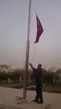 شاهد فيديو: المحامي الحوثي نزيه العماد يقوم بإهانة العلم التركي وإنزاله من علي النصب التذكاري في العاصمة صنعاء