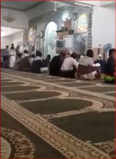 شاهد فيديو: مسلحوا الحوثي يحاولون إنزال خطيب من المنبر