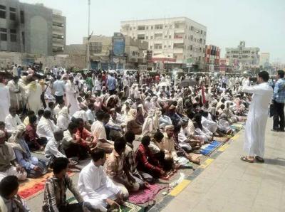 بالصورة تفاصيل اقتحام الحوثيين ساحة التغيير بالحديدة أثناء صلاة الجمعة، وطريف أقتراحهم