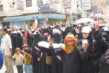 المدينة تعيش وضع صحي وبيئي صعب .. مسيرات حاشدة بتعز للمطالبة بمجلس انتقالي وللتنديد بالموقف السعودي من ثورة الشباب