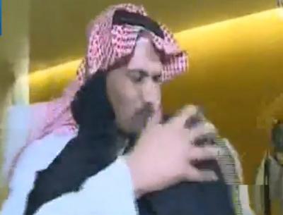 بالفيديو: لحظة استقبال والدة القنصل السعودي عبدالله الخالدي لأبنها، وأول تصريح له بعد الافراج عنه من اختطافه باليمن