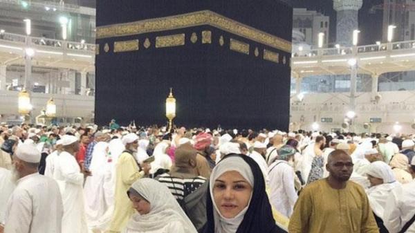 الفنانة أحلام تنشر صورها أثناء أداءها مناسك العمرة