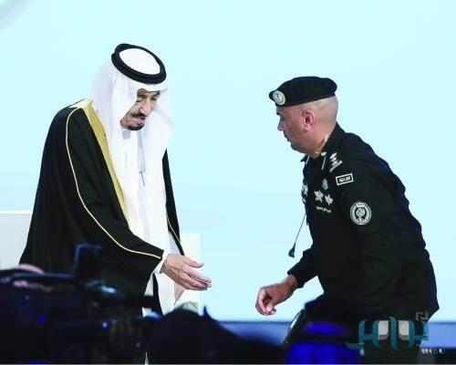 صورة لخادم الحرمين يتناول خاتمه من حارسه الشخصى .. الأكثر تداولاً