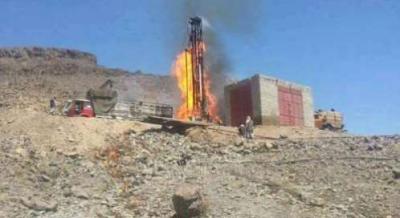 بالفيديو: النيران تستمر بالإشتعال في بئر بخولان تم حفره لاستخراج المياه