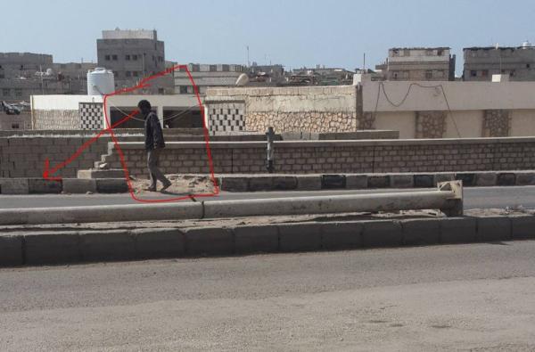 عدسة مصور تكشف هوية كاتب العبارات المثيرة للجدل بالمكلا