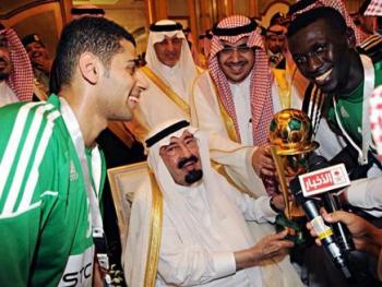 أهلي جدة يستعيد بريقه ويعانق الكؤوس ويتوج بكأس خادم الحرمين الشريفين