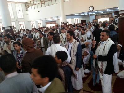 بالصور.. مصلون بمسجد الفتح بصنعاء ينتفضون ضد خطيب الجمعة صعد المنبر بسلاحه 