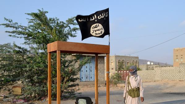 القاعدة بعد عملية سطو على بنكين في لحج.. توزع الأموال للمارة 