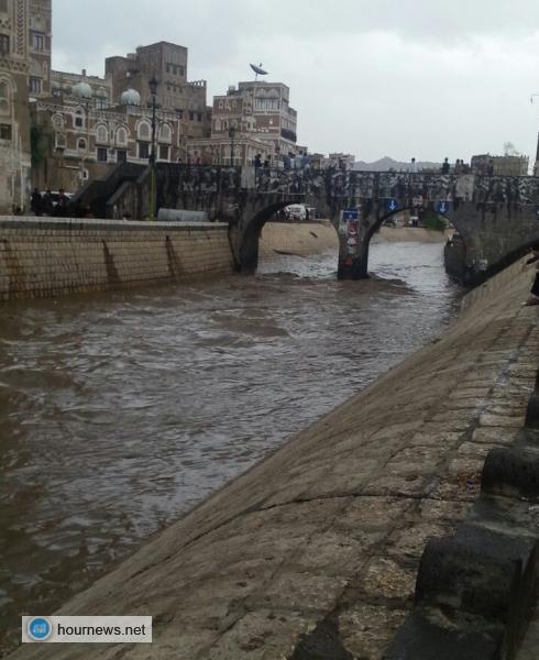 بالصور: امطار غزيرة على العاصمة صنعاء، وسيول تجرف الناس والسيارات بالسائلة